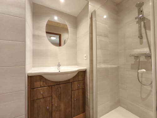 Bagno moderno nella Camera 4 dello Chalet Coste Belle a Ceillac con vanity in legno, specchio rotondo e doccia walk-in