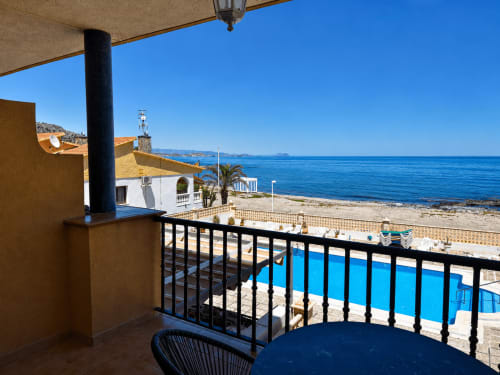 Terraza de apartamento frente al mar con vistas al Mediterráneo en Apartamentos El Calón Playa, Cuevas del Almanzora, con piscina