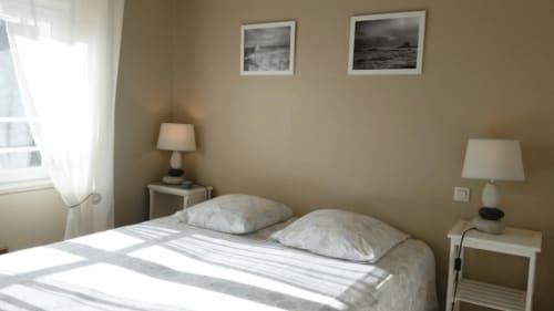 Chambre lumineuse à la villa Mer et Maisons à La Trinité sur Mer avec lit queen-size, lampes de chevet et décoration côtière