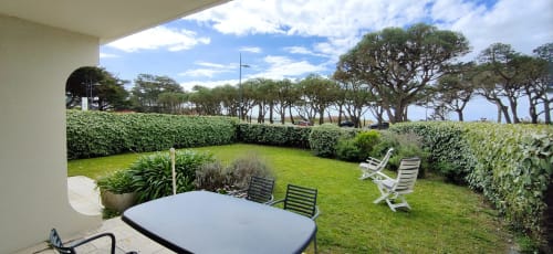 Terrasse de l'appartement Mer et Maisons avec mobilier, jardin paysagé, haies et arbres à La Trinité sur Mer