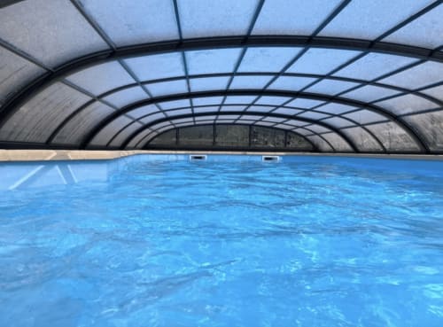 Piscine intérieure avec toit dôme rétractable au Restaurant du Port à Saint Pierre de Boeuf, France