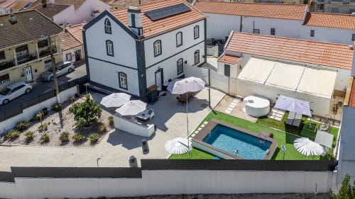 Vista aérea da villa Casa Rural com Piscina em Camarnal com piscina, terraço e guarda-sóis brancos