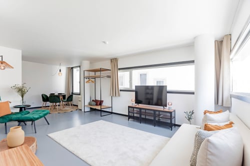 Moderno estúdio superior no hotel Porto com sala de estar, kitchenette, vista para o jardim e móveis contemporâneos