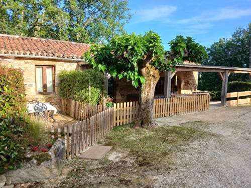 Privéterras met jacuzzi van Suite Ambre bij Domaine du Cardou