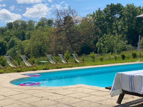 Piscine du Château de Vaux Morvan avec chaises longues et vue sur le jardin à Étang sur Arroux