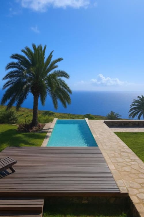 Lujosa villa con piscina con vistas al océano en La Palma, palmeras y terraza de madera