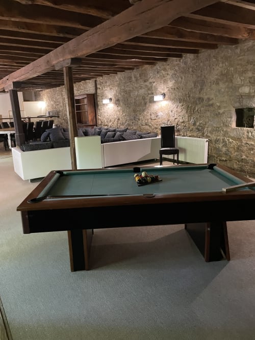Billard dans la salle de jeux de Chambres d'hôtes Les Pratges, gîte en pierre à Figeac avec salon