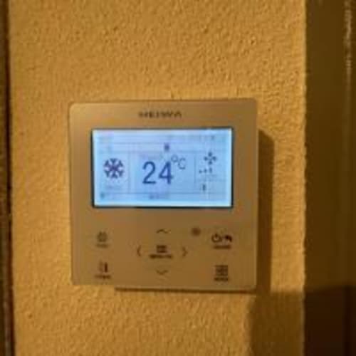 Thermostat numérique affichant 24°C dans l'appartement Explore The World à Perpignan, montrant les paramètres de climatisation.