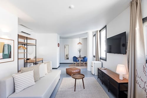 Apartamento tipo Studio Superior na Benefit Collection Porto com sala de estar, kitchenete, TV de tela plana e mobiliário moderno.