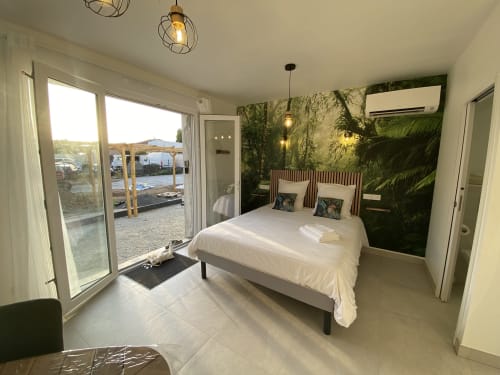 Chambre moderne à La Maison Blanche B&B à Bouguenais avec lit blanc, fresque murale, portes-fenêtres et décoration contemporaine