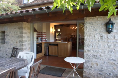 Cottage Maison d'Andressac aux Pratges B&B à Figeac, France avec cuisine ouverte, salle à manger et terrasse jardin