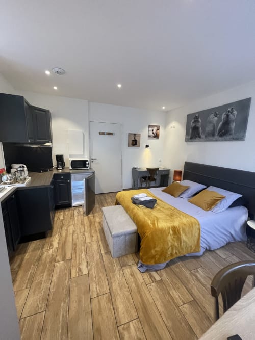 Studio moderne à La Montagnette, Moutiers avec kitchenette, lit, bureau et vue sur la ville