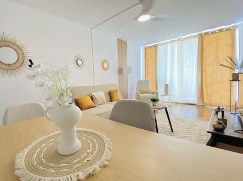 Lumineux appartement moderne avec canapé beige, salle à manger, portes-fenêtres sur vue mer et décoration contemporaine à Cayenne