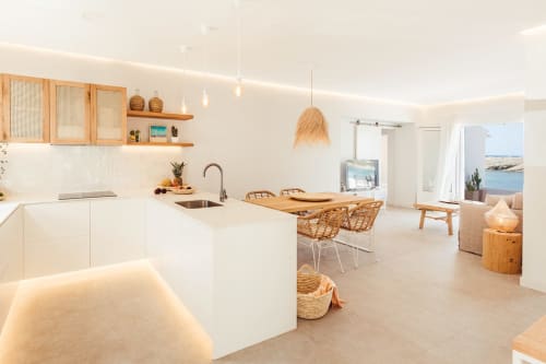 Cocina abierta moderna y comedor en Las Golondrinas con vistas al mar, detalles de madera y diseño costero