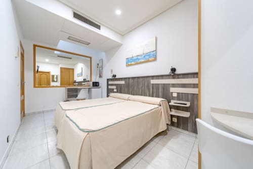 Moderna habitación doble en Hostal El Molino, Collado Villalba, con dos camas, baño privado, escritorio y servicios completos