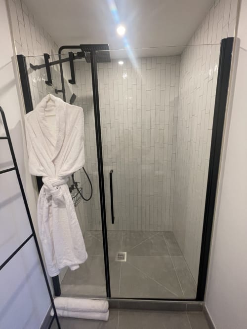 les 15 chênes Vendée 
 Puy du Fou chambre double supérieure  douche italienne peignoirs