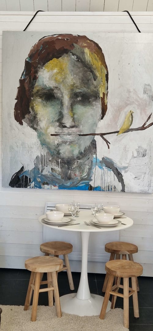 Salle à manger contemporaine aux Chambres du Keriolet avec table blanche, tabourets en bois et portrait moderne à La Trinité