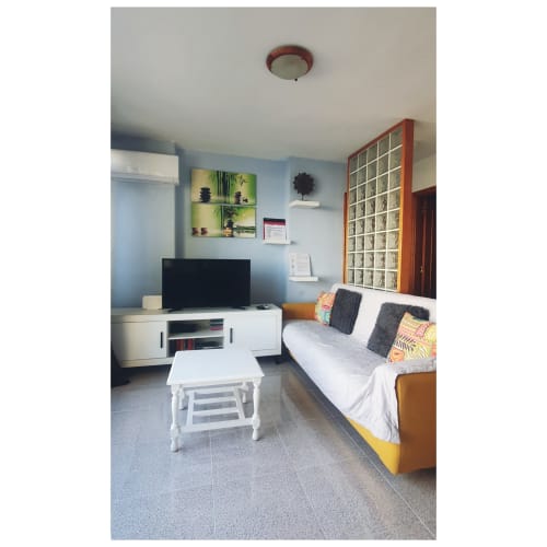 Modernes Wohnzimmer mit Meerblick in El Médano, Fernseher, Sofa und farbenfrohe Einrichtung