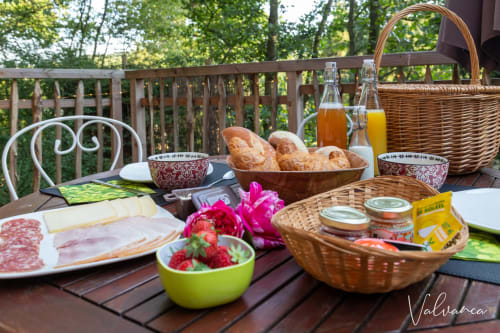 Un petit déjeuner de produits locaux.
