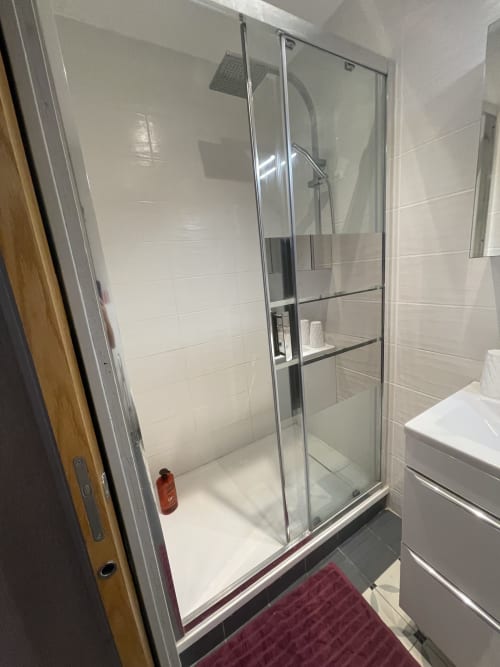 Élégante douche en verre moderne dans la salle de bain La Montagnette, Moutiers