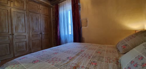 Slaapkamer van Gîte Jade naast de duiventilruimte, met tweepersoonsbed, grote kasten en natuurlijk licht