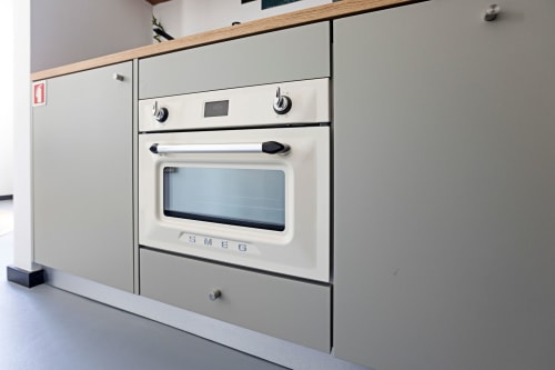 Forno branco embutido moderno com micro-ondas na kitchenette Superior Studio do hotel Benefit Collection, Porto