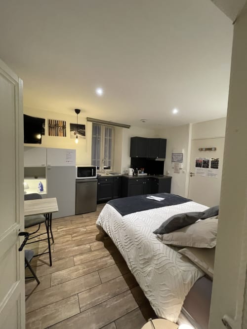 Studio moderne à La Montagnette à Moutiers avec lit, kitchenette, espace de travail et TV