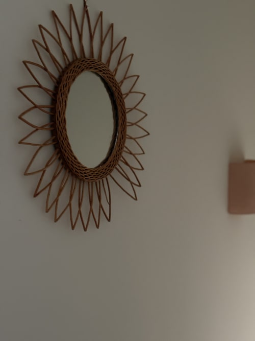 Miroir soleil tressé décoratif sur mur blanc à La Villa Maraloupia aux Avirons