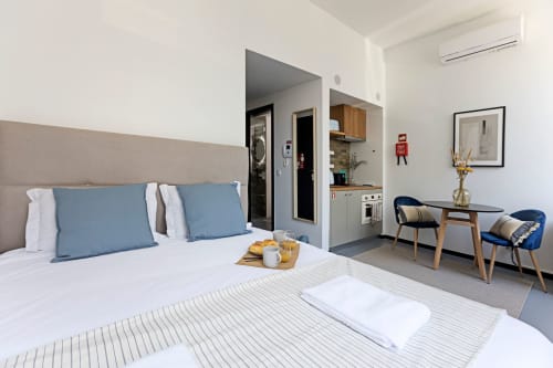 Studio moderno e compacto em hotel Porto com cama, kitchenette, área de refeições e sala de estar perto da janela