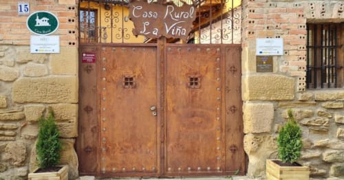 Puerta de entrada de madera doble a Casa Rural La Viña en Cuzcurrita de Río Tirón, España