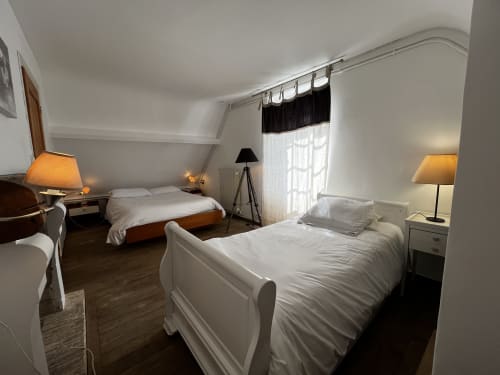 Chambre twin du Cottage Jardin aux Fleurs de Cerises au Plessis Luzarches, avec lits blancs, parquets et vue sur jardin