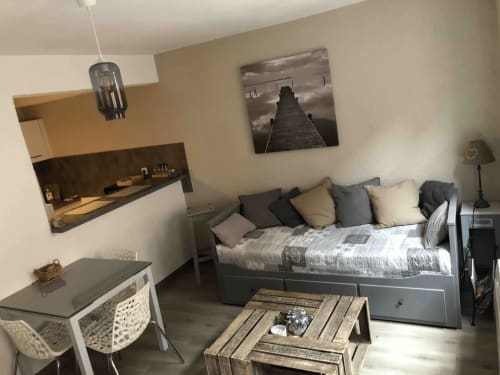 Studio moderne à Troyes avec lit gigogne, kitchenette et coin salon