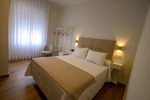 Habitación con cama Queen y vista al jardín en Hotel Boutique Alcazaba Salobreña, Granada, con mobiliario moderno y ambiente acogedor