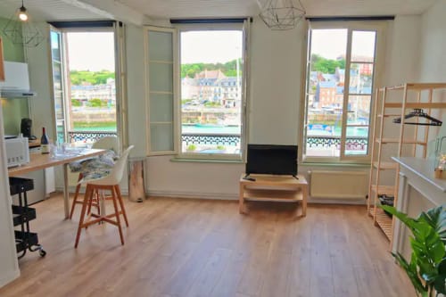Appartement moderne à Saint-Valery-en-Caux avec parquet, cuisine, TV et vue panoramique sur le port et la mer