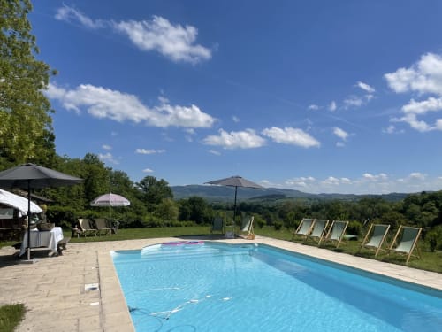 Piscine avec vue sur les montagnes au Château de Vaux Morman, Étang sur Arroux, avec transats et parasols