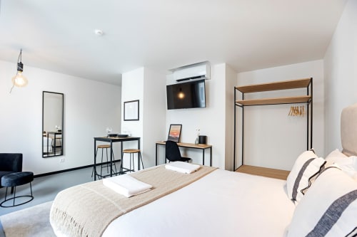Moderno estúdio no Porto com cama, escrivaninha, kitchenette e vista para a cidade no hotel Benefit Collection