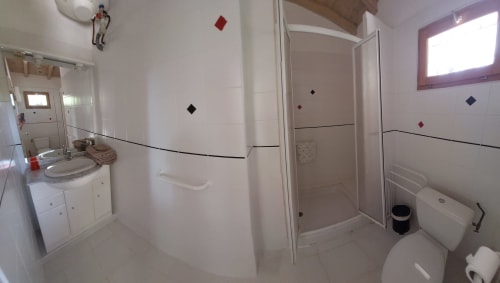 Modern bathroom at Poppy room, Les Gites de Campardon in Monties with double sinks, shower, toilet, and white tile walls with
