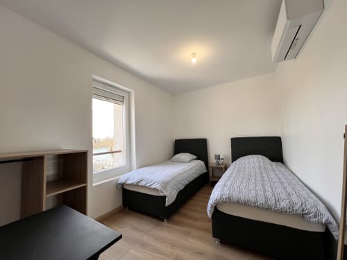 Chambre twin avec vue sur le lac au gîte Le Restaurant du Port, Saint Pierre de Boeuf