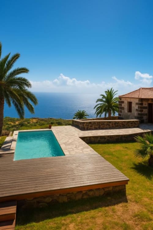 Villa de lujo con piscina privada frente al océano azul, palmeras y terraza en Rural La Palma, Tijarafe