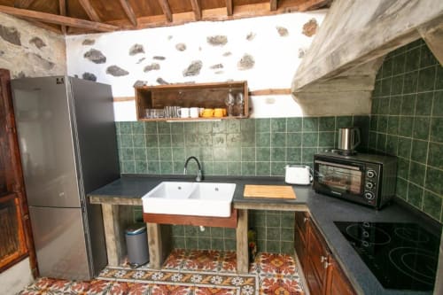 Cocina en Casa 1820, apartamento rural en La Palma, Santa Cruz con azulejos verdes, fregadero blanco, cocina eléctrica y