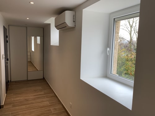 Couloir contemporain avec vue sur le jardin au Restaurant du Port B&B, Saint Pierre de Boeuf