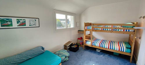 Chambre d'enfants lumineuse à la villa Mer et Maisons avec lits superposés en bois, lit simple et décoration thème marin à La Trinité