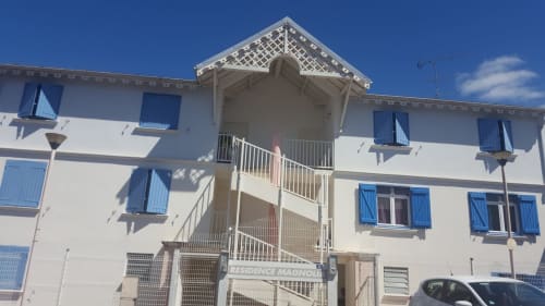Appartement Kay Betty aux Trois-Îlets avec volets bleus, balcon et accès vue mer