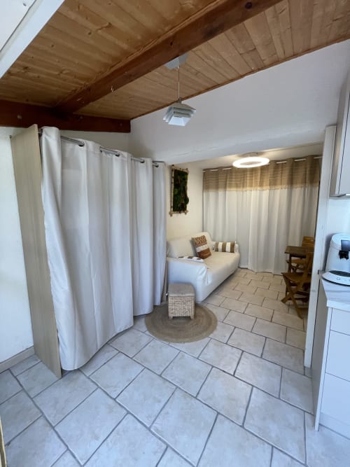 Studio spacieux à La Montagnette, Cap d'Agde : chambre, kitchenette, poutres bois et équipements modernes