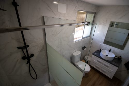 Baño moderno de la casita La Casa de Tita Clota en Setenil de las Bodegas con ducha, inodoro y lavamanos redondo