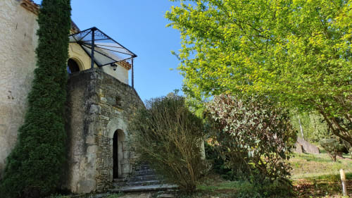 Gevel in natuursteen van Gîte Cristal op Domaine du Cardou.