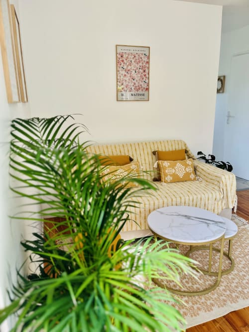 Séjour cosy du gîte ART DE VOYAGER à Étretat avec canapé rayé, table en marbre et décoration végétale