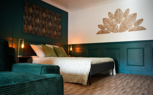 Chambre Escapade Chic aux Séjours Ardennais à Renwez avec murs bleu-vert, art feuille d'or et mobilier contemporain