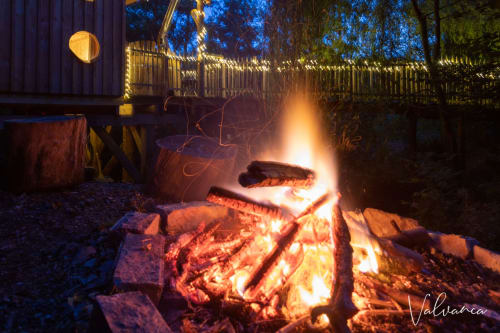 La zone feu de camp privative à proximité de la Cabane.