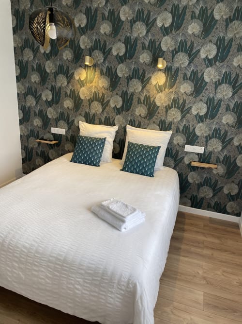 Chambre moderne à La Maison Blanche avec lit blanc, papier peint motifs bleu canard et parquet à Bouguenais